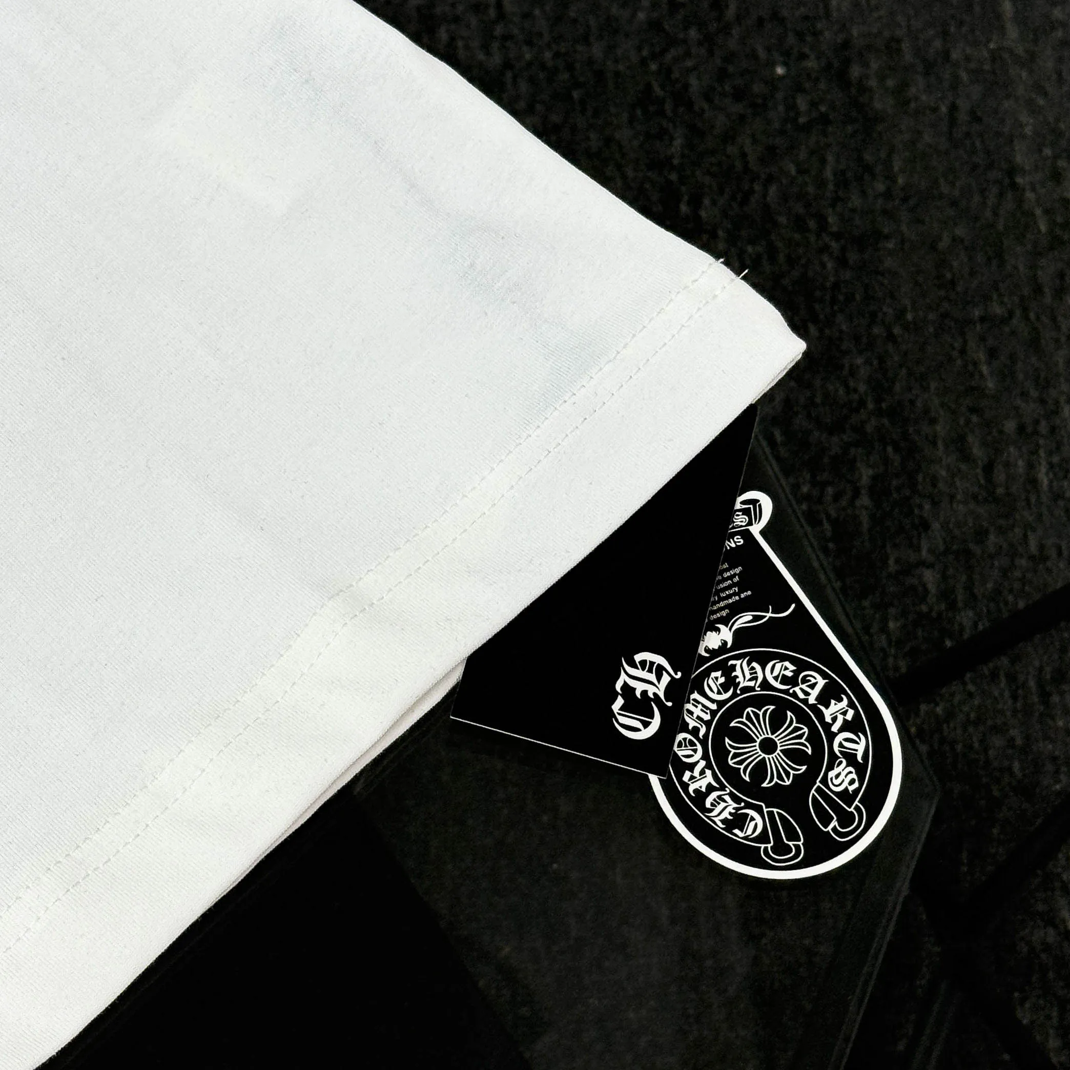 P170 Chrome Hearts 25 high-end versions. The fabric is made of 300 grams of high-density pure cotton. It does not deform or shrink. It has three labels. It is the same style for men and women. Technology: suede foaming + digital printing. Color: white, black. SIZE: S-XL.